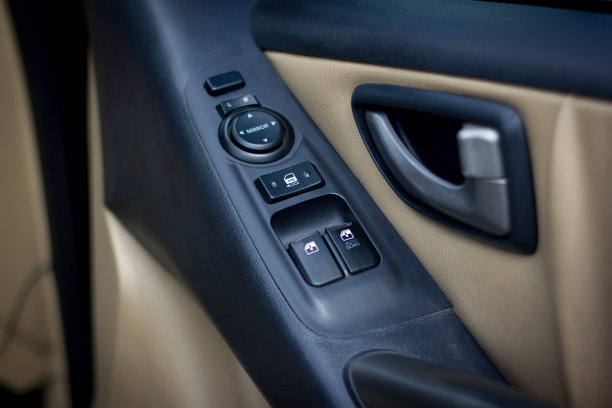 带有控制面板的汽车扶手。门锁和镜子控制。窗户调节按钮，门锁。现代汽车的摄影。图片下载