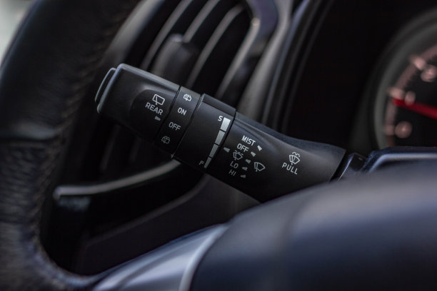 汽车挡风玻璃雨刷控制开关关闭。刮水器控制。现代汽车内部细节。调整汽车刮水器速度图片下载