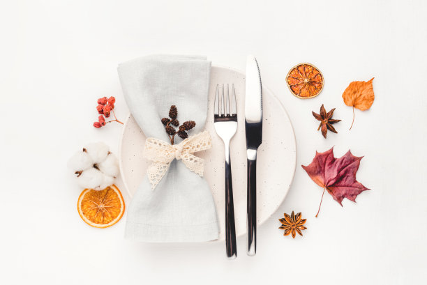 感恩节的背景用秋天的树叶、浆果和香料装饰。图片下载