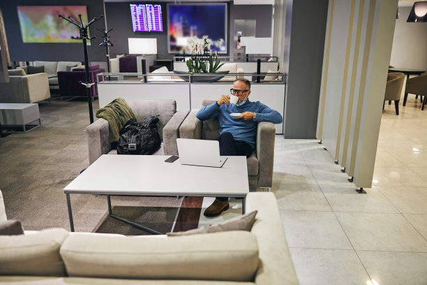 戴着眼镜喝着卡布奇诺的沉思的男游客图片下载