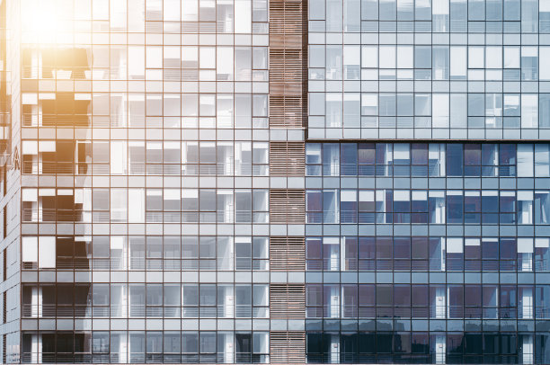 低角度仰望高层建筑的玻璃幕墙在城市商业区，中国上海图片下载