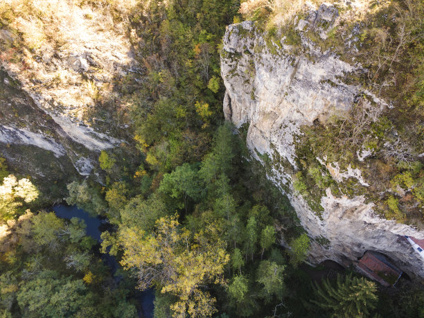 中世纪的Razboishte修道院，保加利亚图片下载