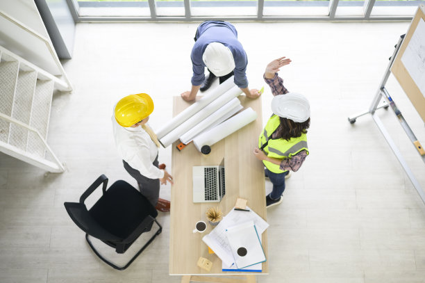 俯视图工程人正在开会，工程人，企业工作，团队合作的理念。图片下载