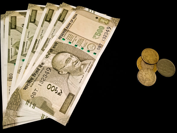 黑色背景上印着印度货币图片下载
