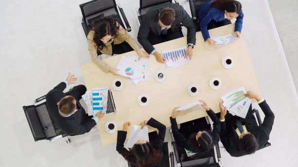 商务人士小组会议俯视图拍摄图片下载