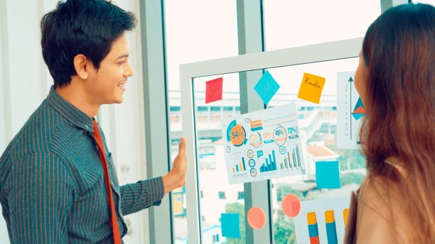 商业人士在项目规划委员会工作图片下载