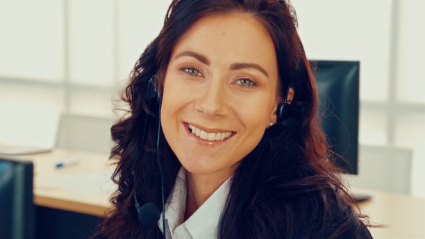 商务人员戴着耳机在办公室工作图片下载