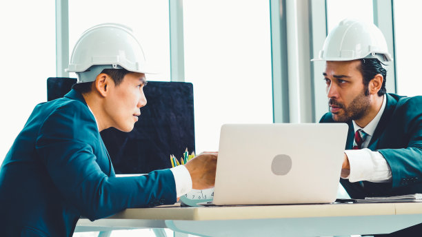 工程师和建筑师在办公桌旁开会图片下载