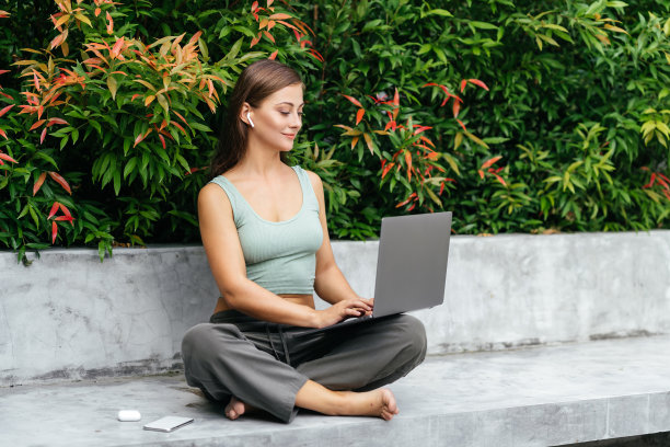 女自由职业者坐在摇椅上用笔记本电脑工作图片下载