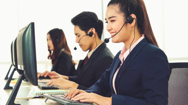 商务人员戴着耳机在办公室工作图片下载