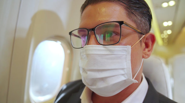 乘坐商务飞机时戴口罩的旅客。图片下载