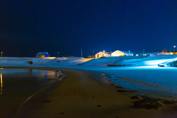雷克雅未克海滩的夜景照片。海滨的灯图片下载