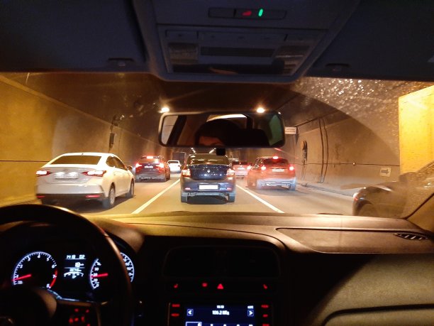 从车里到车周围的视野。图片下载