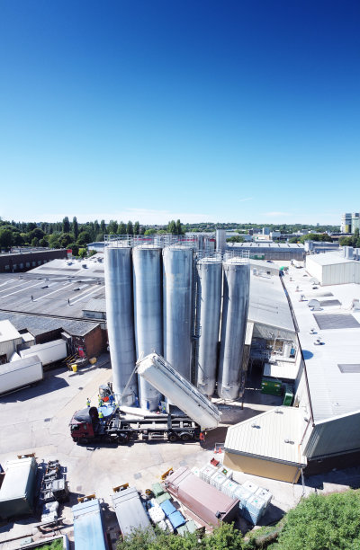 卸货一辆大卡车图片下载