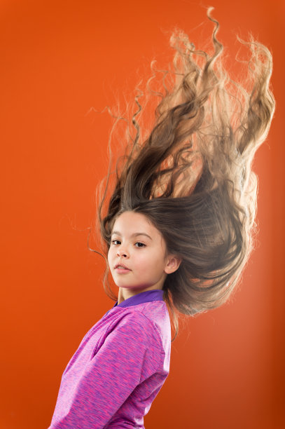 教孩子健康护发习惯。长而健康的秀发。最重要的是保持清洁。使用温和的洗发水和温水。强大的头发的概念。小女孩留长头发图片下载