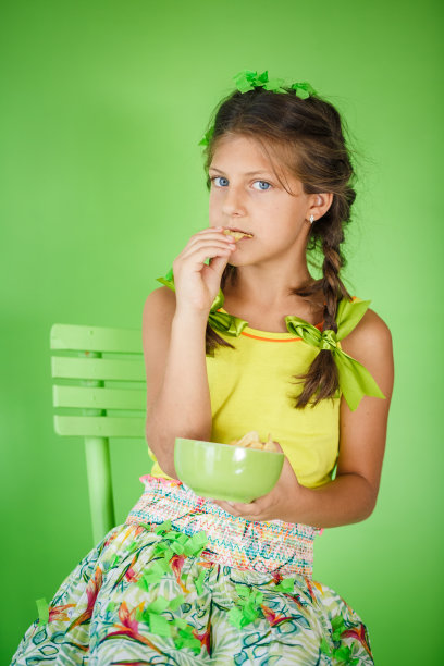 吃薯片的女孩图片下载