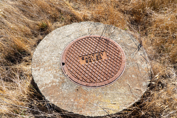 地面上的下水道盖图片下载