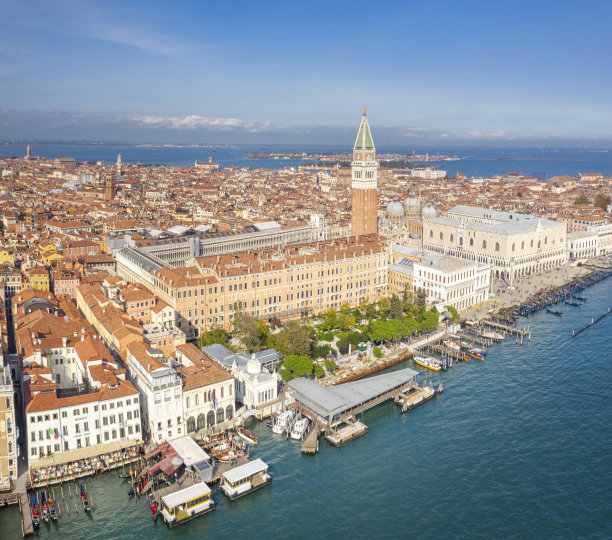威尼斯天际线，广场和圣马可大教堂，威尼斯，意大利图片下载