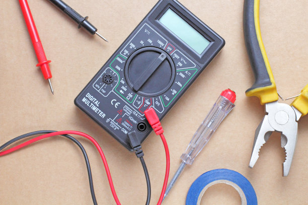 平面铺设，工具和设备的电气工程师或专业工人的工艺背景，放置文本。图片下载