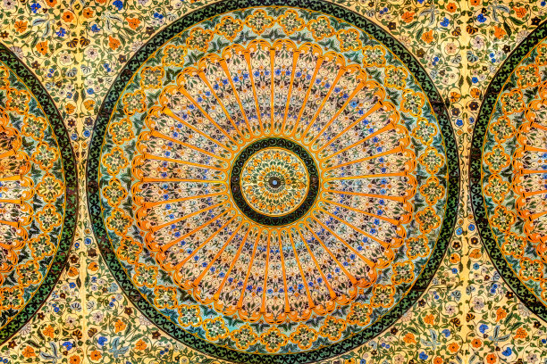 近距离观察摩洛哥马拉喀什周围复杂多彩的瓷砖马赛克和石膏雕塑的细节图片下载