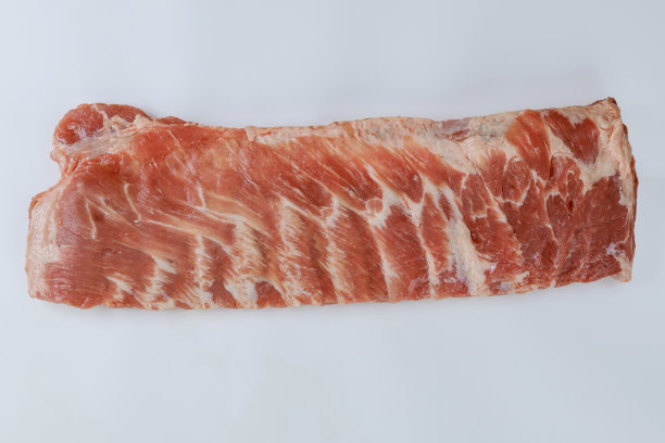 白色背景上孤立的新鲜猪排。图片下载