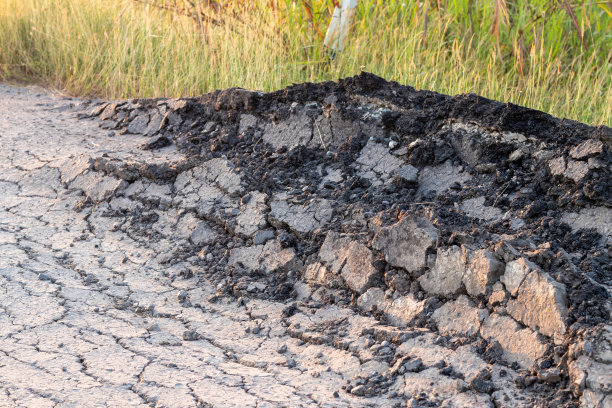 铺好的路被拆毁了。图片下载