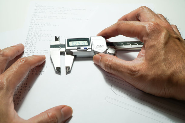 工程图和数字游标卡尺聚焦于卡尺的数字比例尺图片下载