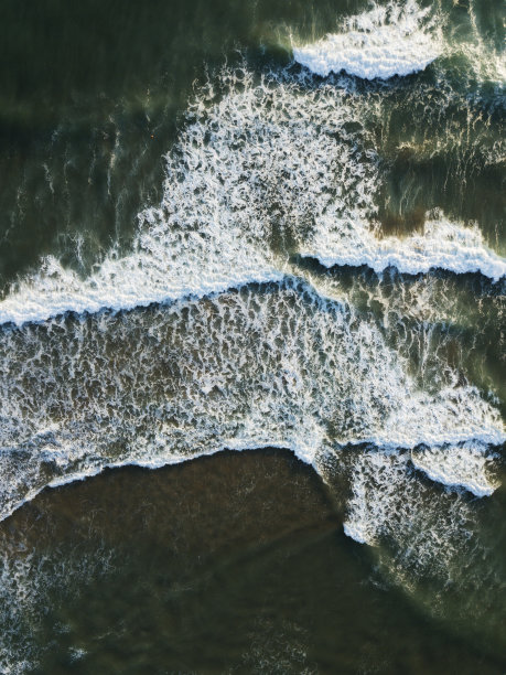 空中顶向下的观点，泡沫的海浪在海，海洋。暑假，水面，风景海景。自然背景纹理壁纸图片下载