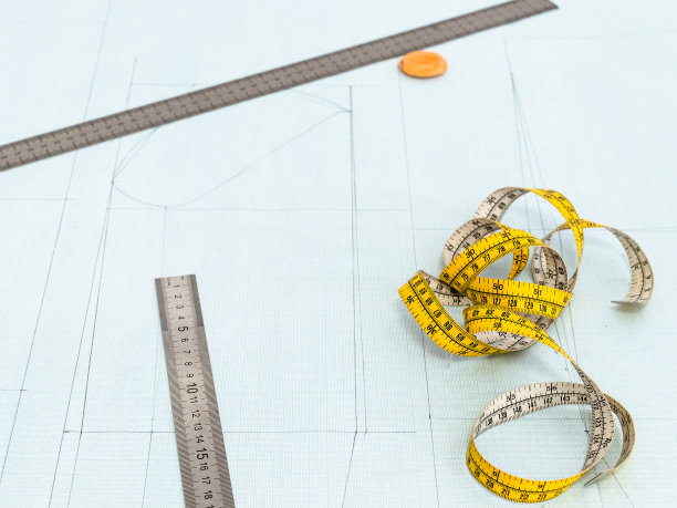 测量卷尺，尺子和橡皮在图案布局图片下载