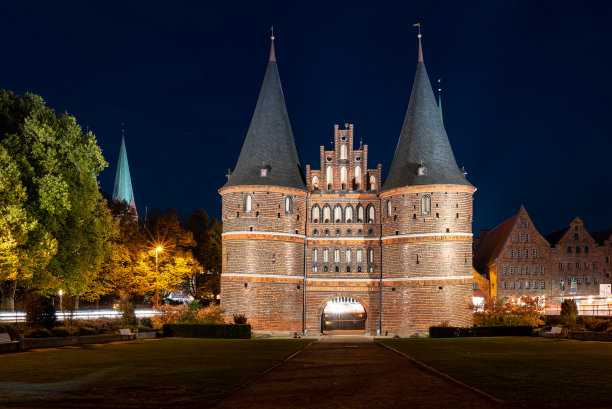 霍尔斯滕特 - 吕贝克在晚上图片下载