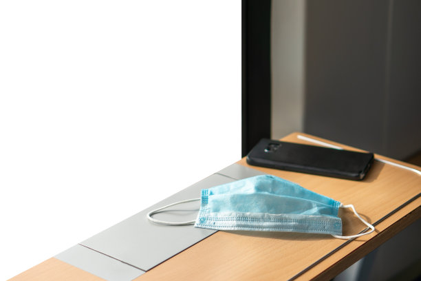 在欧洲德国公共交通列车地铁巴士上清洁卫生的空座位上孤立的白色窗户背景，阳光为旅行者在假期旅行与定制的观点图片下载