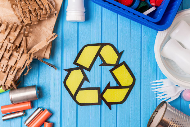 彩色塑料，金属罐，纸，纸板，电池和蓄电池废料，蓝色背景上的回收标志图片下载