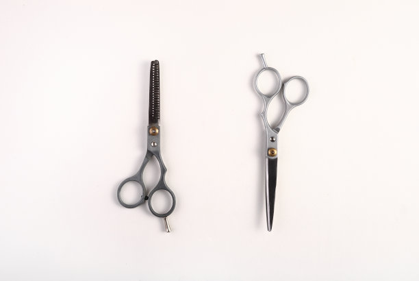 在白色背景上理发的剪刀。图片下载