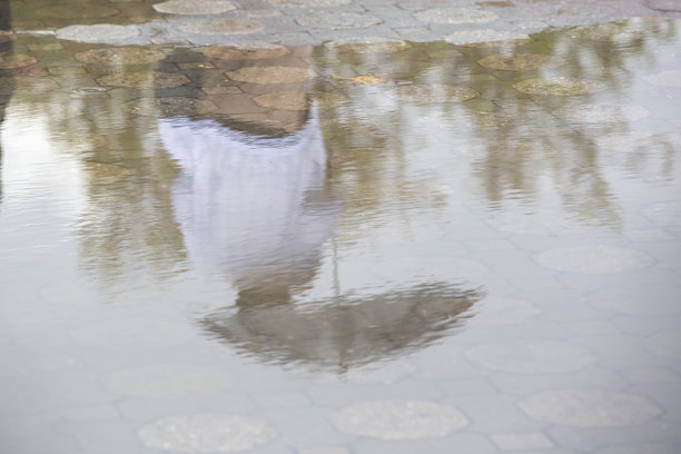 下雨天在水坑里散步图片下载