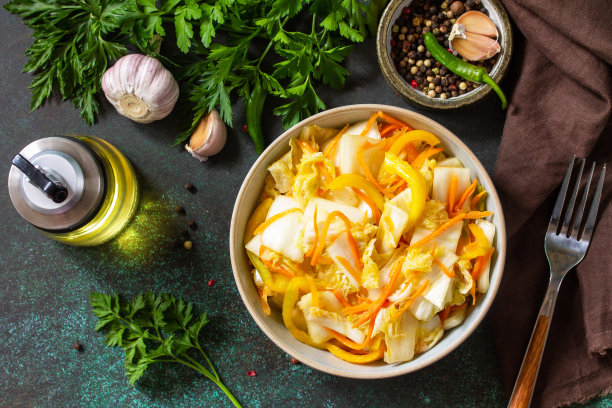 韩国泡菜是一种传统的发酵蔬菜，石制的工作台上放着泡菜卷心菜。俯视图平铺背景。图片下载