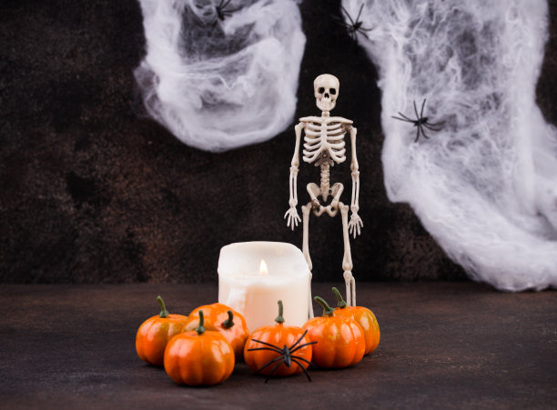 万圣节的装饰在黑暗的背景。有趣的万圣节玩具。图片下载