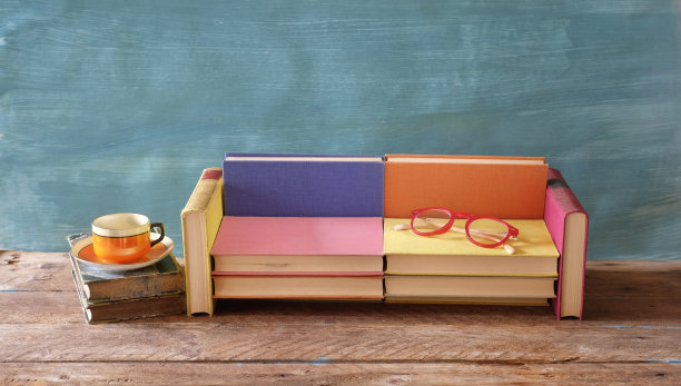 摆放书籍、咖啡、眼镜和沙发。阅读、文学、教育、放松的理念，良好的文案空间图片下载