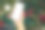 近距离手持手机孤立在白色背景与照明模糊的散景圣诞树装饰与悬挂灯球。图片下载