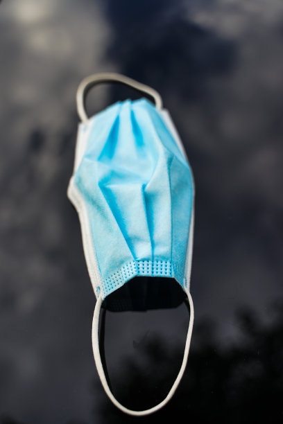 蓝天反射下的面具图片下载