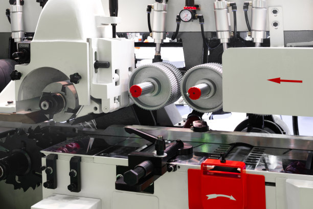 锯木厂。锯木厂的木材制造。现代的锯木厂。工业用原木锯板图片下载