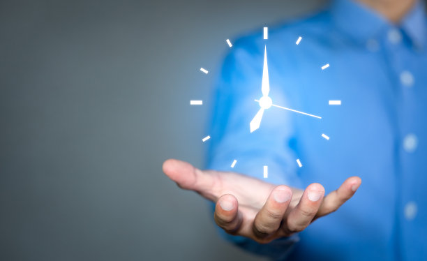 商人手持时钟，商业时间管理和商业计划的概念图片下载