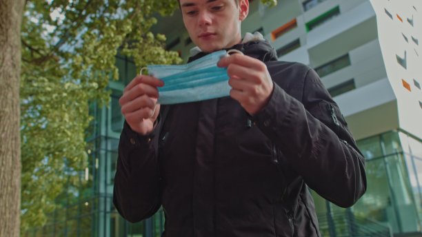 COVID-19冠状病毒感染近商业中心或教育机构大流行性疾病病毒男性游客流行病空气卫生疾病慢动作图片下载