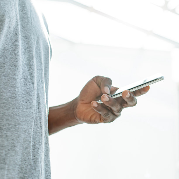 关闭了。一个年轻人正在看他的智能手机屏幕图片下载