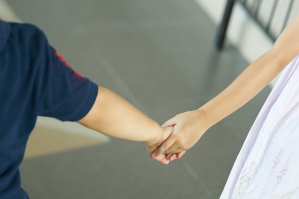 男孩和女孩手牵着手图片下载