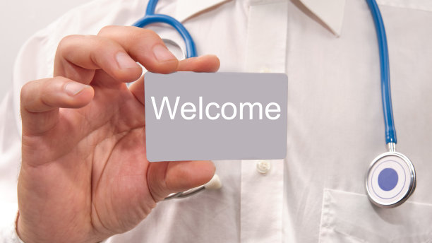 医生手里拿着欢迎牌图片下载