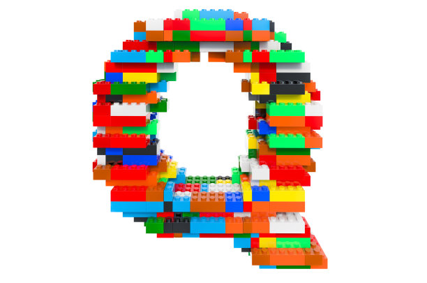 字母Q从彩色积木，3D渲染孤立在白色背景图片下载