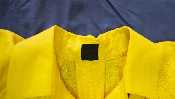 细部的黄色亚麻衬衫裙领与标签空间。图片下载