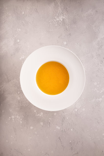 清汤，白色盘子，灰色背景图片下载