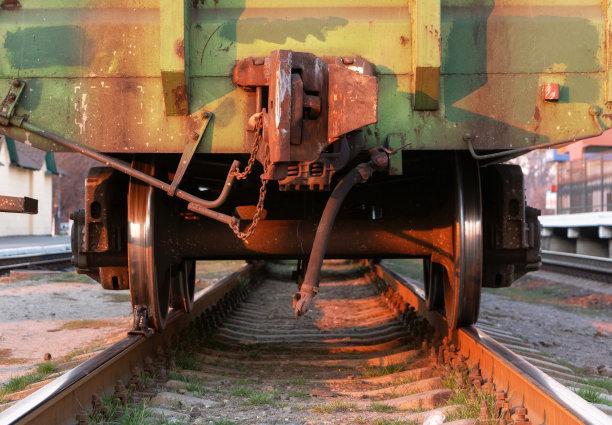 货运列车。日落时分火车站的最后一节货车的后视图。图片下载