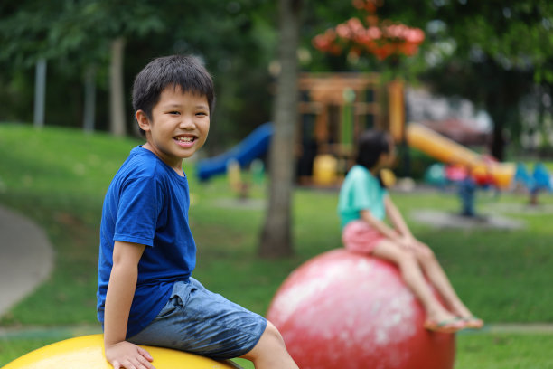 男孩在操场上玩图片下载